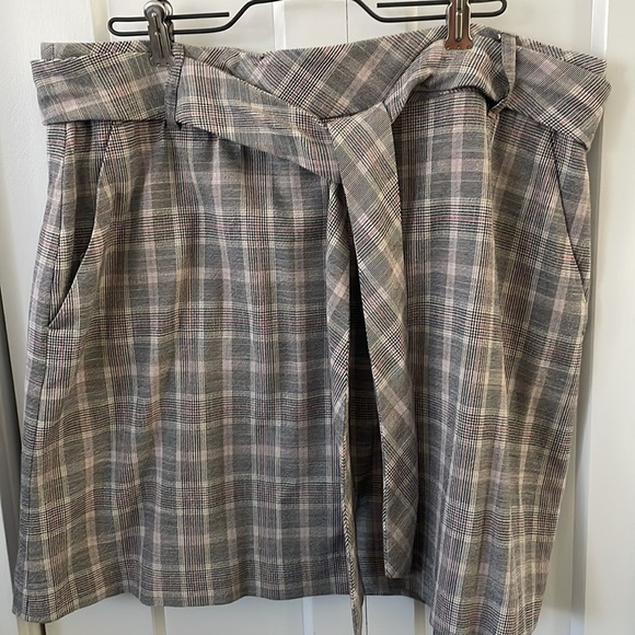 Cute RW&Co checkered skirt with pockets - Picture 2 of 3
